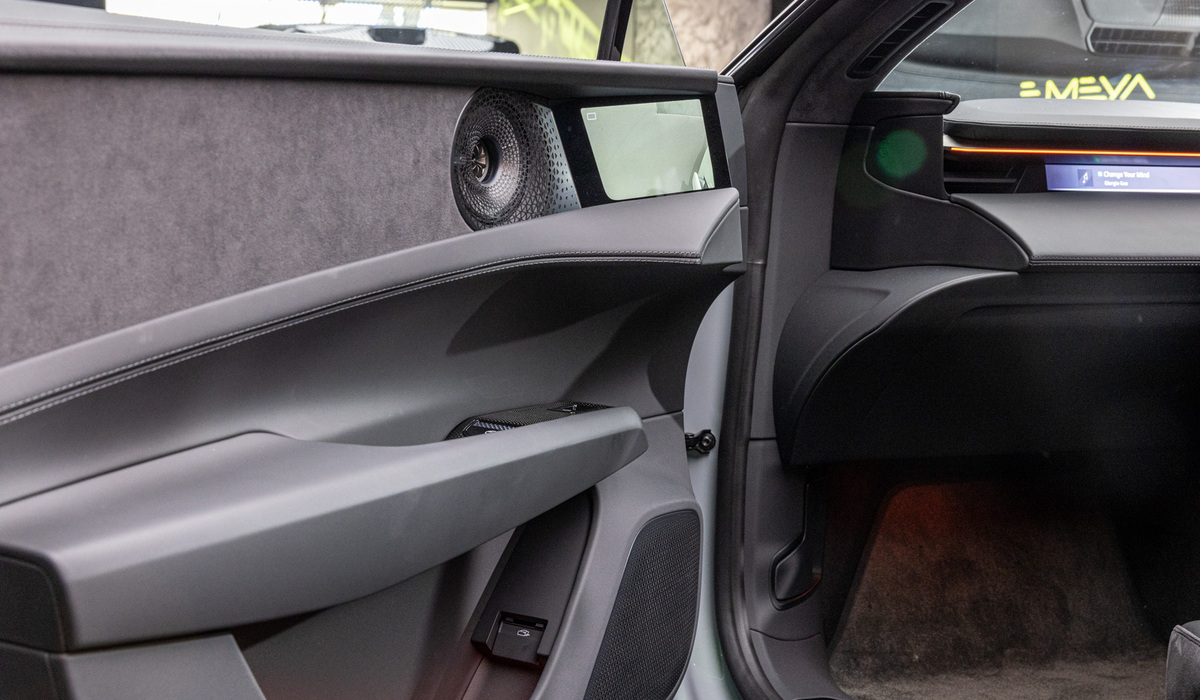 mid Paris - Das KEF-Reference Soundsystem spielt klasse, die digitalen Spiegel sind optional. Mike Neumann / mid