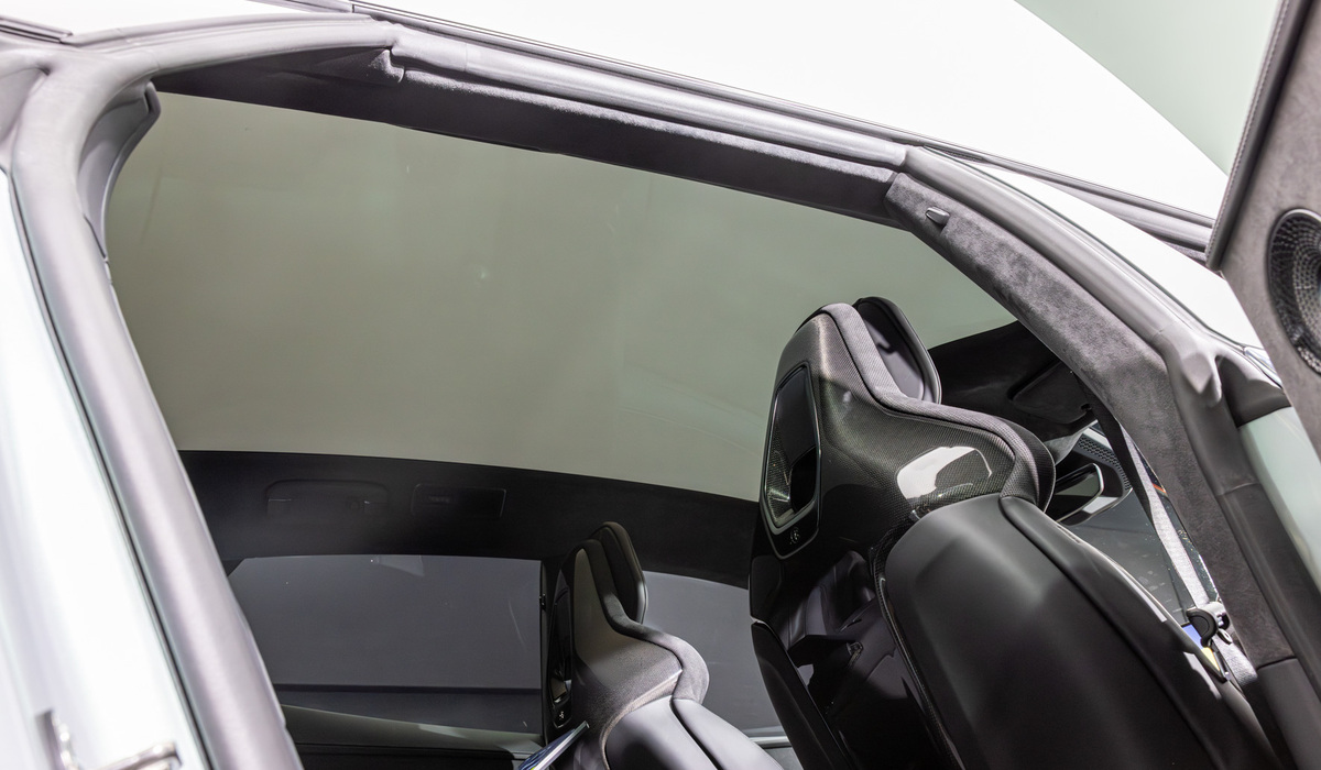 mid Paris - Das riesige Panorama Glasdach lässt sich per Knopfdruck von Milchig auf Klarglas umschalten. Mike Neumann / mid