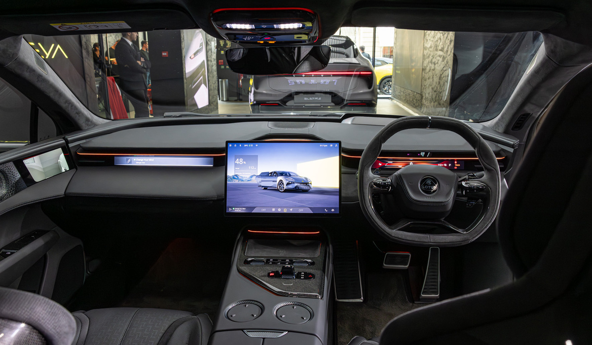 mid Paris - Zwei kleine Bildschirme für Fahrer und Beifahrer, dazu ein sehr großes Infotainmentdisplay im Innenraum. Zusätzlich unterstützt ein Head-up-Display, das auf 55 Zoll Größe projiziert. Mike Neumann / mid