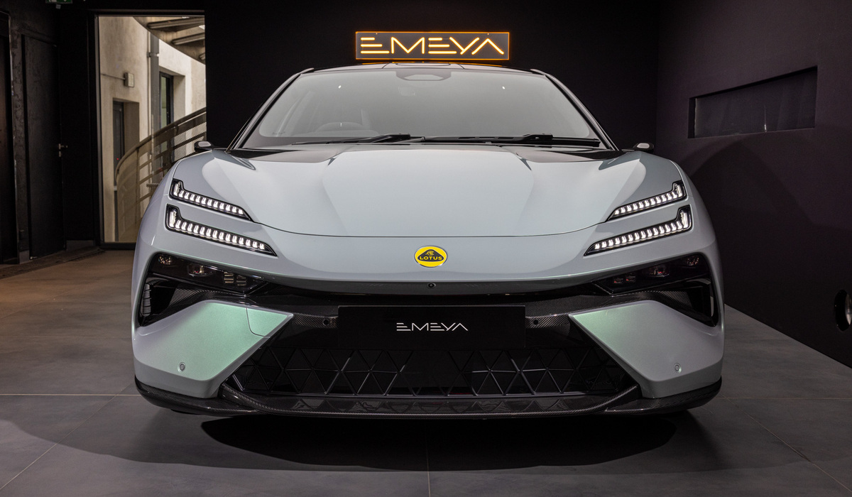 mid Paris - Aktive Aerodynamik an der Front und adaptive Matrix-LED Scheinwerfer zeichnen die Front. Mike Neumann / mid