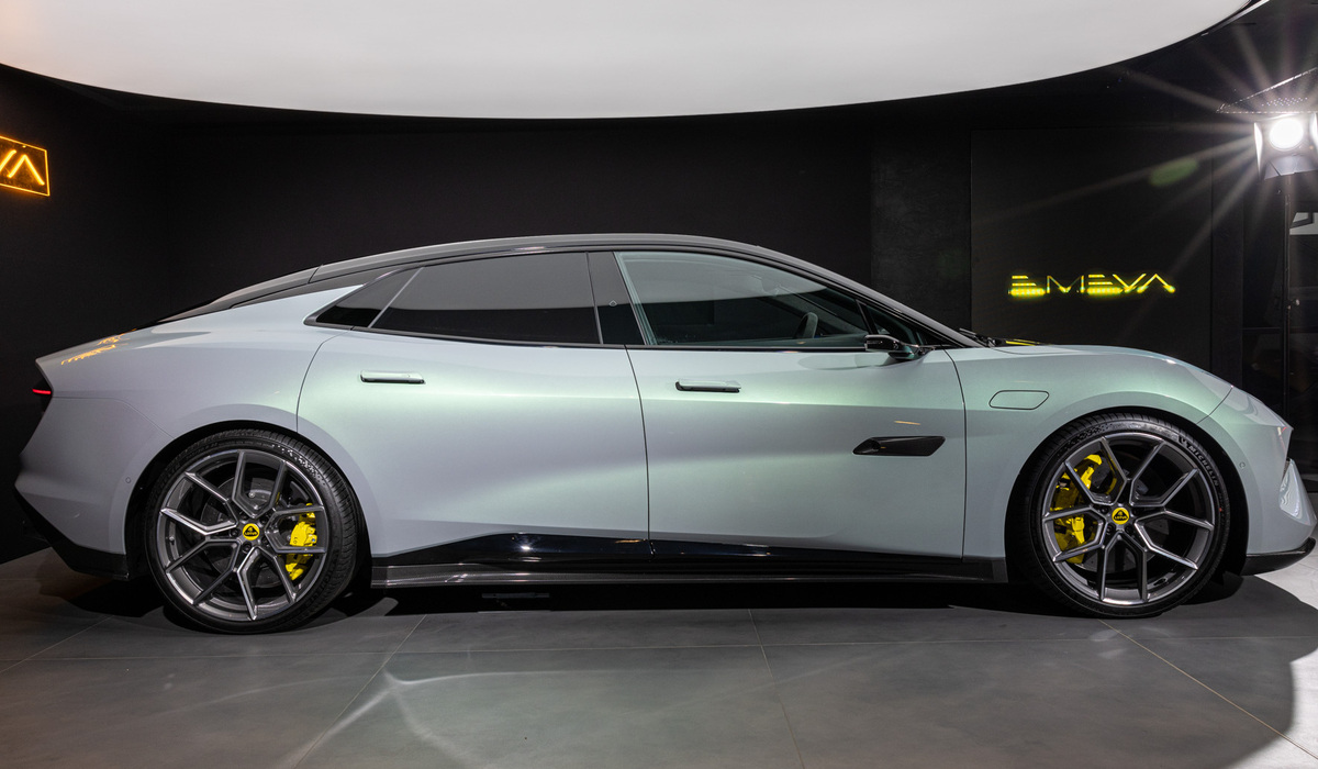 mid Paris - Reifendimensionen von 305/30R22 hinten und 265/35R22 vorn sorgen mit Michelinbereifung für entsprechenden Grip. Mike Neumann / mid