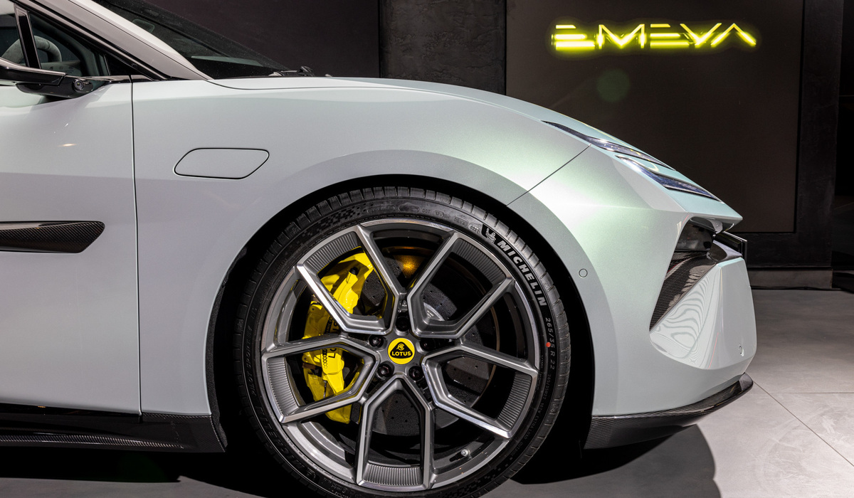 mid Paris - Carbon-Keramik bremsen sorgen für entsprechende Bremsleistung. Mike Neumann / mid