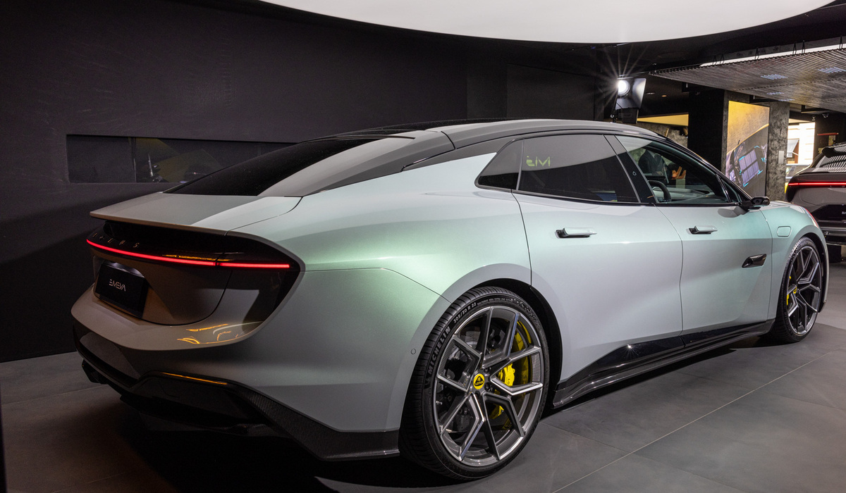 mid Paris - Der Heckspoiler fährt nach Bedarf 3-stufig aus. Mike Neumann / mid