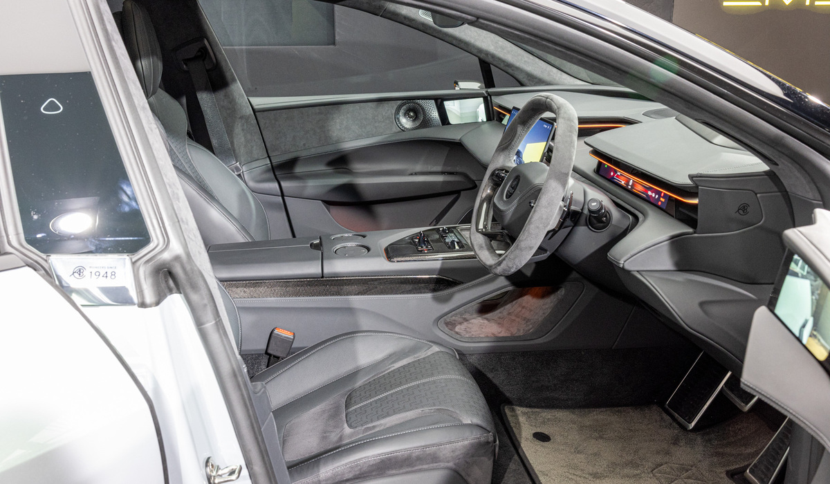 mid Paris - Der Prototyp ist noch ein Rechtslenker - das Fahrerdisplay fällt recht schmal aus. Mike Neumann / mid