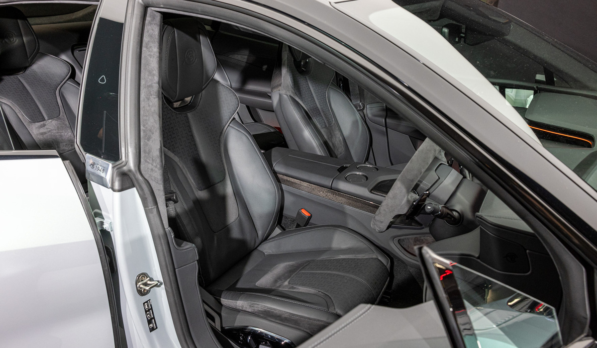 mid Paris - Die Carbon-Schalensitze sorgen für den nötigen Halt. Mike Neumann / mid