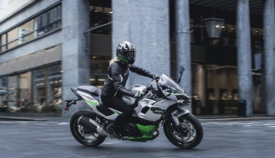 Kawasaki Ninja 7 Hybrid: Bike mit der Kraft zweier Herzen