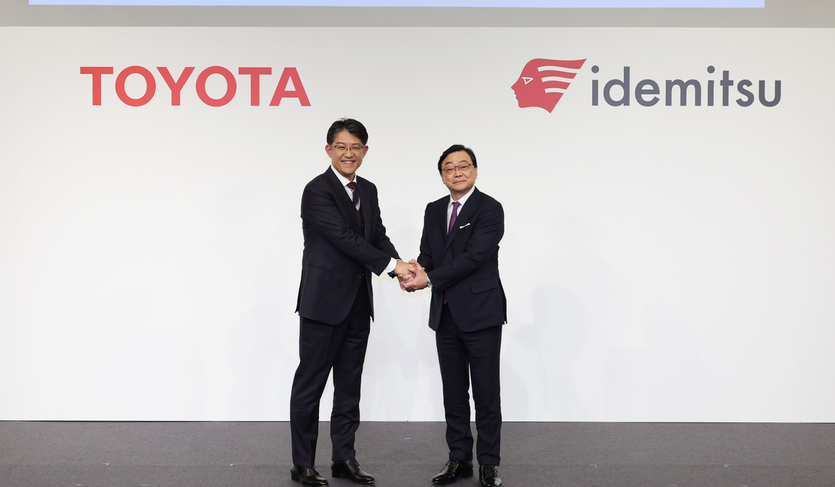 mid Groß-Gerau - Kooperationspartner: Koji Sato, Präsident und CEO von Toyota (links) und Shunichi Kito, Representative Direktor und Präsident von Idemitsu Kosan. Toyota