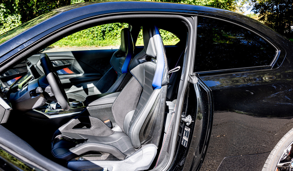 mid Groß-Gerau - Der neue M2 hat die Schalensitze der großen Brüder geerbt, die Sitzposition und der Halt sind nur mit perfekt zu beschreiben. Mike Neumann / mid