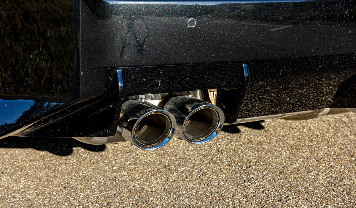 mid Groß-Gerau - Die Standard Abgasanlage mit den vier Endrohren röhrt bereits mächtig. Mike Neumann / mid