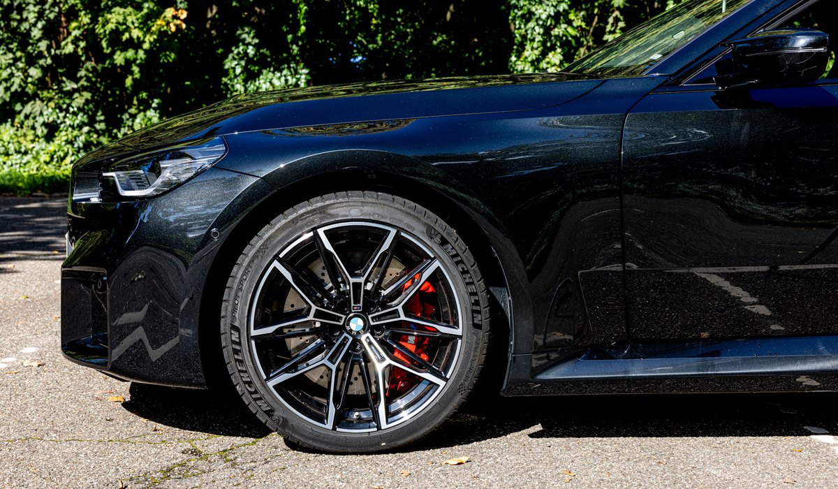 mid Groß-Gerau - Der M2 kommt mit Mischbereifung, 275/35 ZR19 vorn, 285/30 ZR20 hinten. Mike Neumann / mid