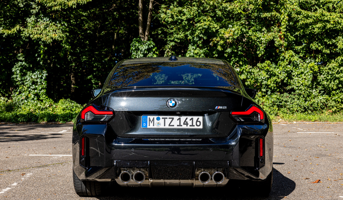 mid Groß-Gerau - Typisch BMW M - die vierflutige Abgasanlage. Der M2 steht auch wesentlich breiter da, als der zivile 2er BMW. Mike Neumann / mid