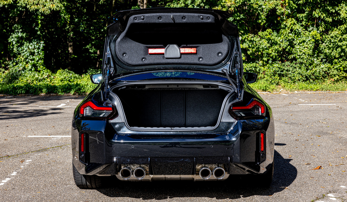 mid Groß-Gerau - Für einen Sportwagen hat der M2 mit 390 Litern Ladevolumen einen gut dimensionierten Kofferraum. Mike Neumann / mid