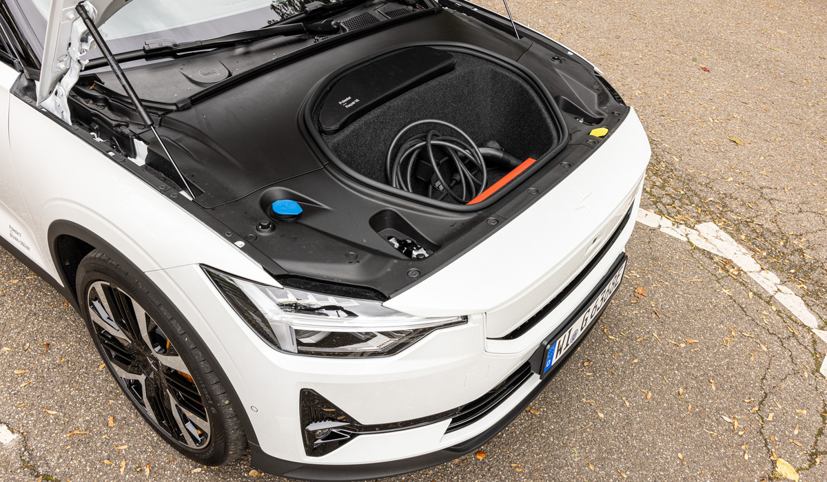 mid Groß-Gerau - Im 41 Liter fassenden Frunk lassen sich bequem Ladekabel verstauen. Mike Neumann / mid