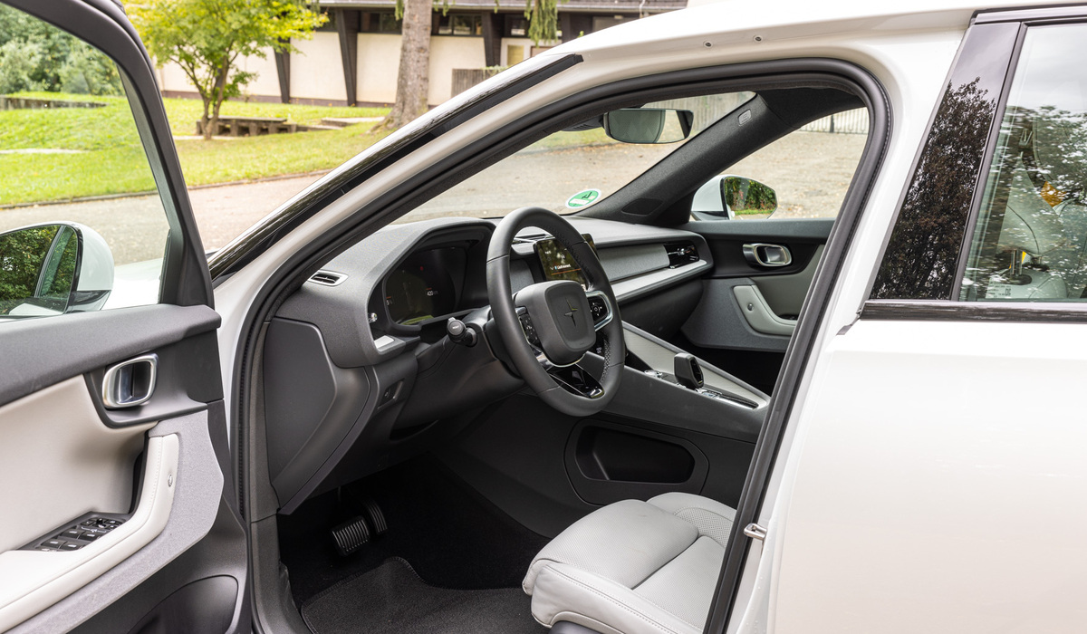 mid Groß-Gerau - Übersichtlich, schlicht und edel gestaltet sich der Innenraum des Polestar 2. Mike Neumann / mid