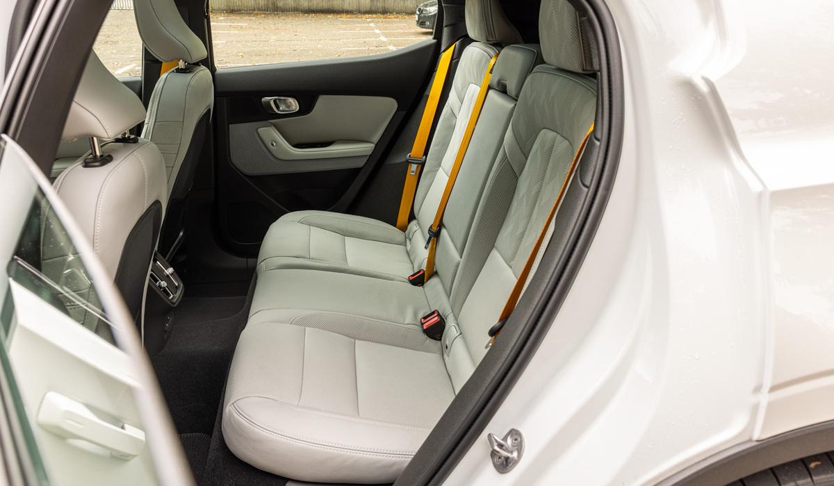 mid Groß-Gerau - Zwei Isofix-Halterungen und zwei USB-C Anschlüsse finden sich ebenfalls im Fond. Mike Neumann / mid