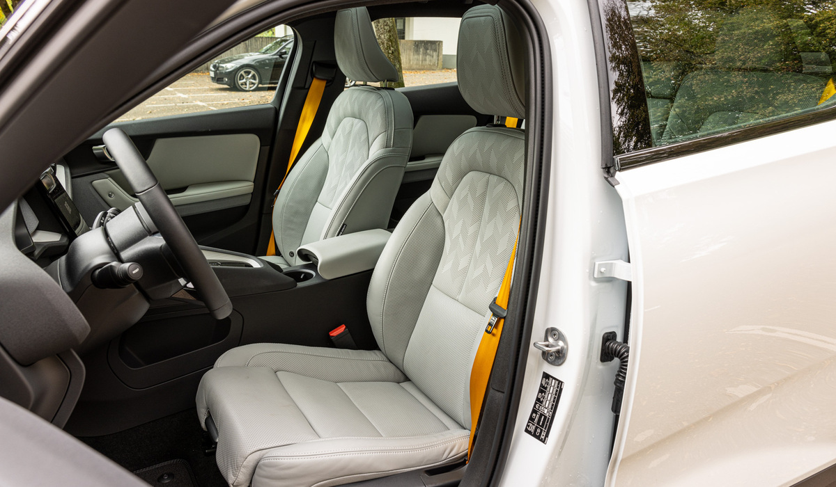 mid Groß-Gerau - Die bequemen Sitze lassen sich elektrisch verstellen und beheizen/belüften, das Lenkrad ist ebenfalls beheizbar. Mike Neumann / mid