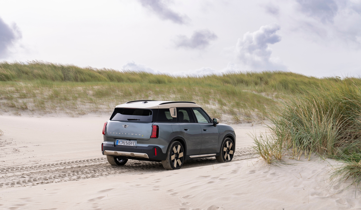 mid Groß-Gerau - Spuren im Sand: Der neue Mini Countryman SE All4 kommt auf verschiedenstem Untergrund flott voran. Mini