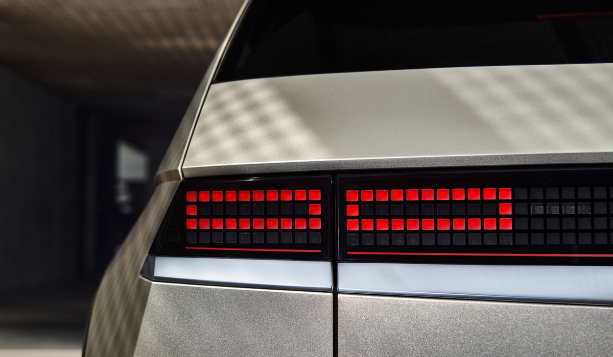 mid Düsseldorf - Cooles Design: Die kubistisch angeordneten LED-Rücklichter des Ioniq 5 machen einen stylischen Eindruck. Hyundai