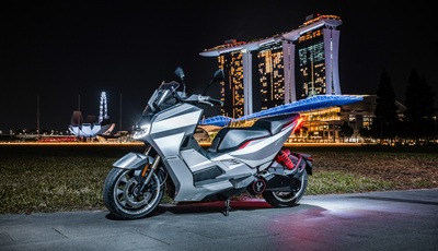 Vollelektrischer Großroller Scorpio Electric X1