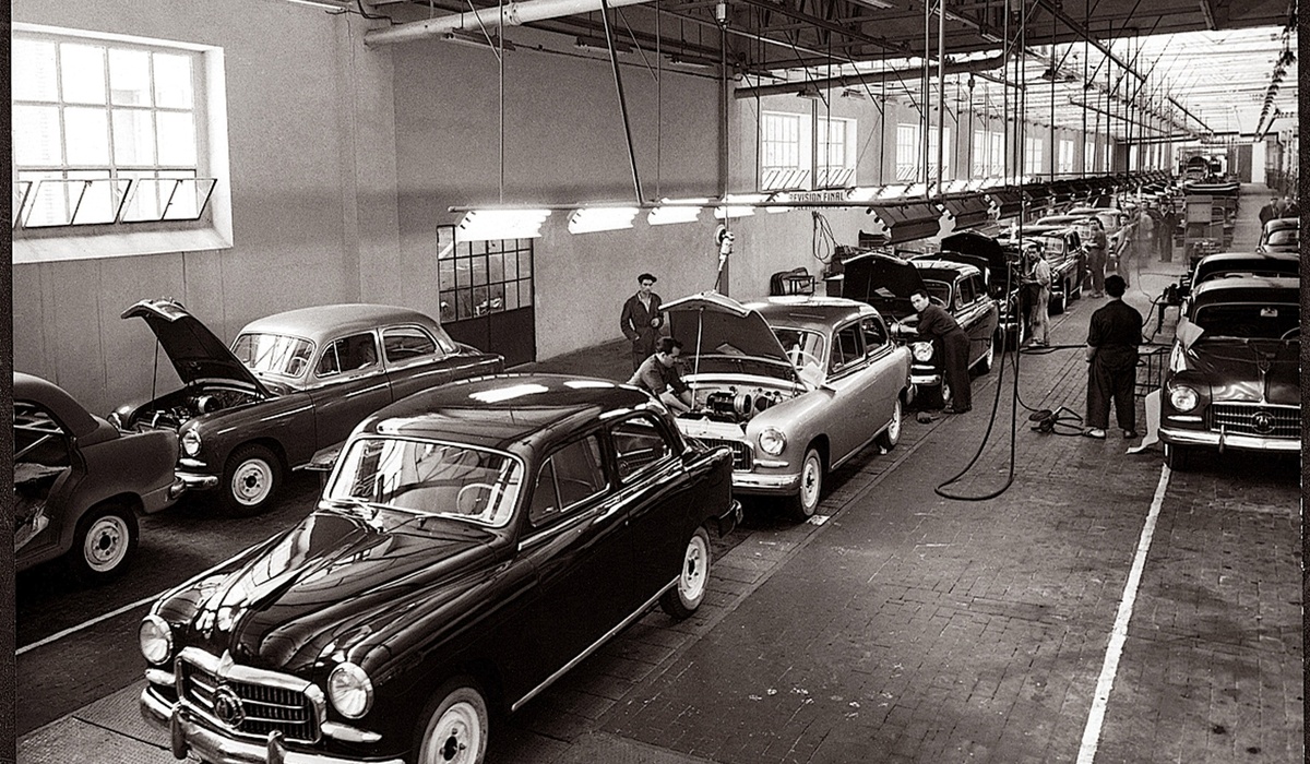 mid Groß-Gerau - Im November 1953 startete die Produktion des Seat 1400 mit fünf Modellen am Tag, montiert von 925 Arbeitern. Seat