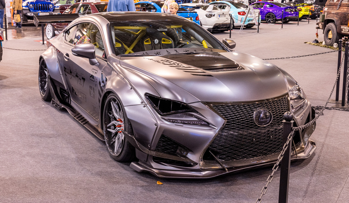 mid Essen - Der Lexus RC F ist eigentlich eher ein optisch dezenter Sportler, nicht mehr nach diesem Totalumbau. Mike Neumann / mid