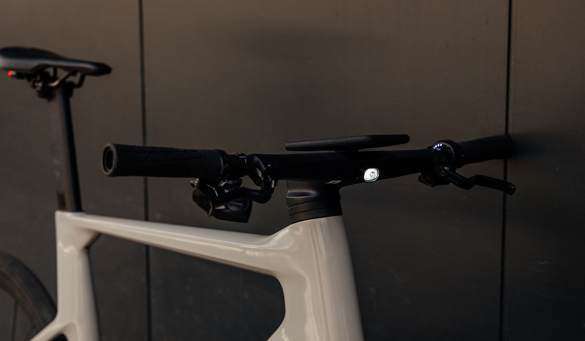 Ein besonders schickes Detail ist die aufgeräumte Lenker-Vorbau-Einheit mit integriertem Scheinwerfer Foto: Canyon