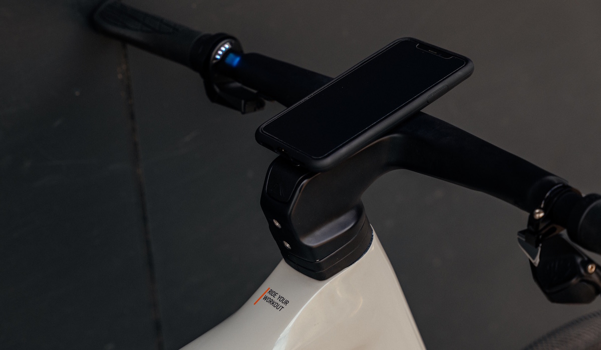 Auf dem Vorbau kann der Nutzer sein Smartphone mit einer SP-Connect-Halterung festschnallen Foto: Canyon