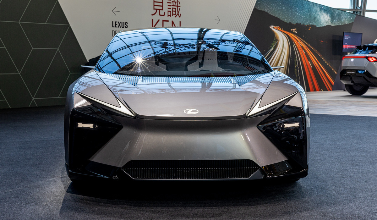 mid Brüssel - Der Lexus LF-ZC wirkt von vorn sehr futuristisch. Mike Neumann / mid