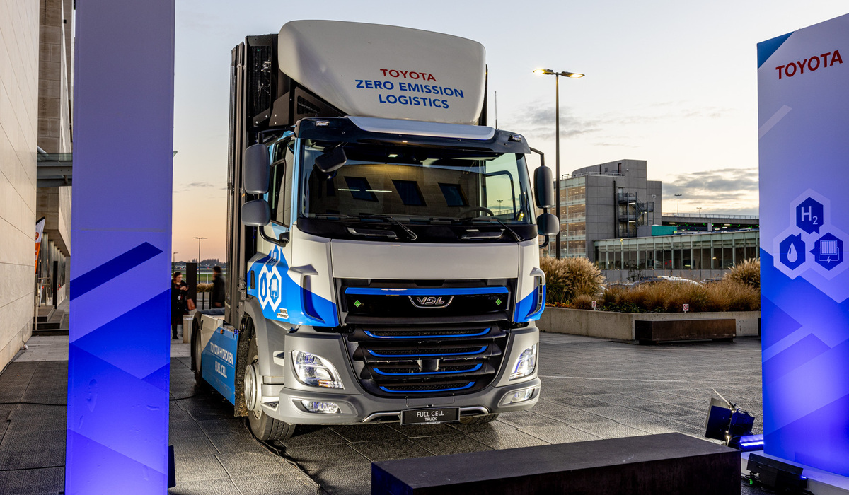 mid Brüssel - Auch im Logistikbereich arbeitet man daran, die Fahrzeuge zukünftig mit null Emissionen fahren zu lassen - hier ein Wasserstoff betriebener Truck. Mike Neumann / mid