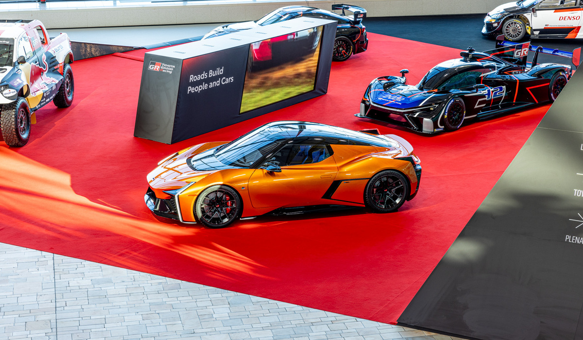 mid Brüssel - Der Gazoo Racing Bereich lässt Motorsportfans das Herz höher schlagen, das orangene FT-Se Concept sticht besonders ins Auge. Mike Neumann / mid