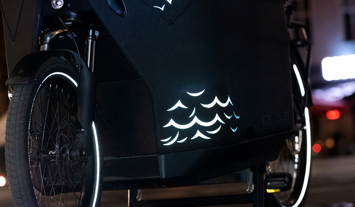 Mit reflektierenden Stickern von Reflective Berlin lassen sich Helm oder Fahrradrahmen verschönern Foto: Reflective Berlin