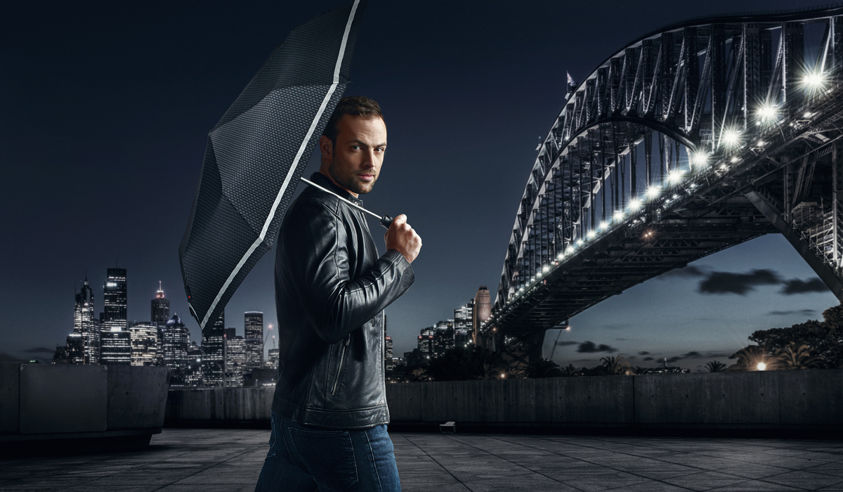 Beim Taschenschirm T.200 medium Duomatik von Knirps leuchten bestimmte Bereiche des Schirmdachs auf, wenn sie angestrahlt werden Foto: Knirps