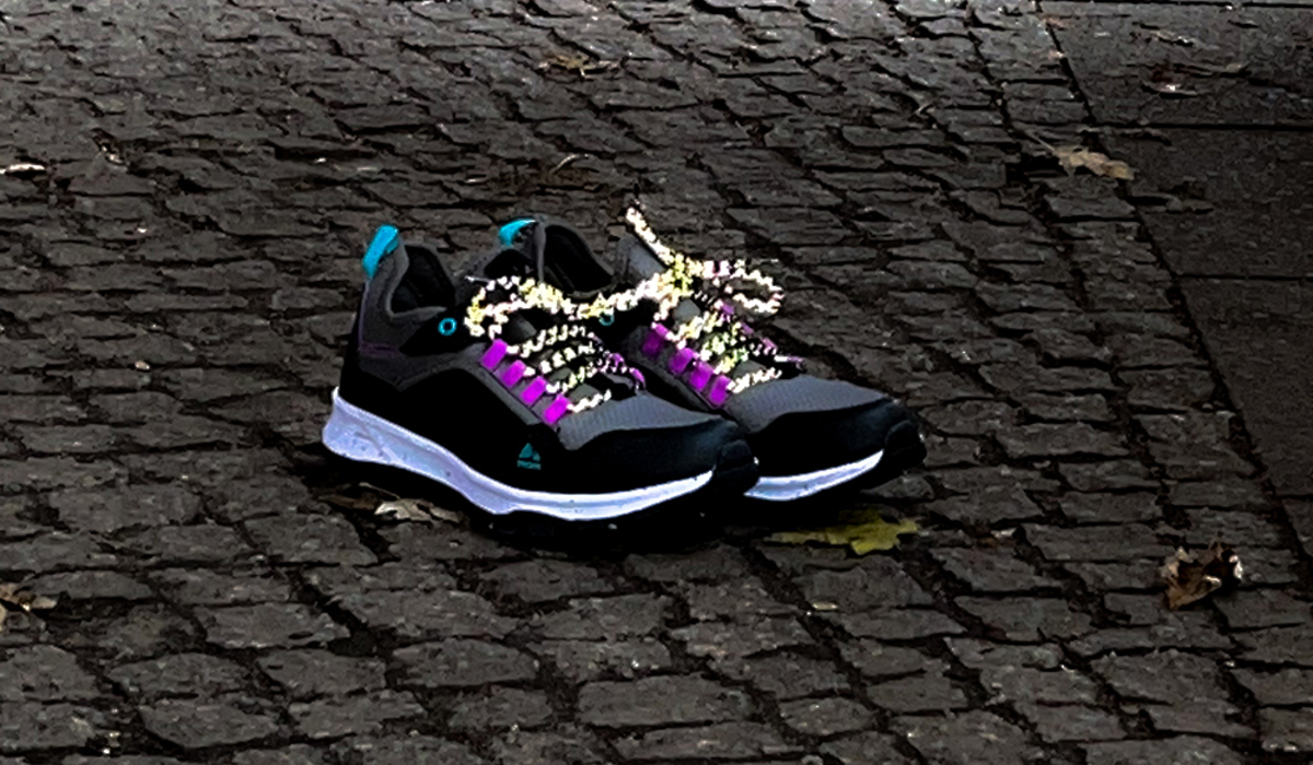 In die schwarzen Schnürsenkel von Reflective Berlin (ab 13 Euro) wurde weißes Reflexgarn gewoben Foto: Reflective Berlin