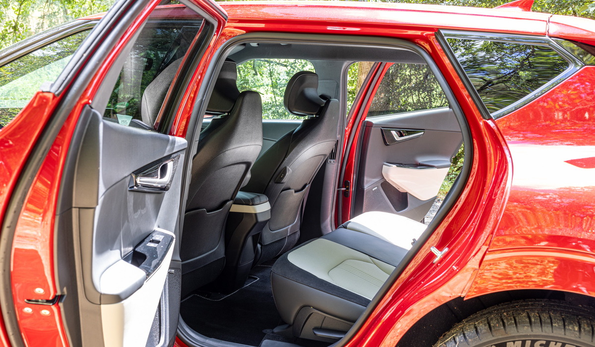 mid Groß-Gerau - Integrierte Kleiderbügel in den Vordersitzen sind ein weiteres Ablagegimmick des EV6. Mike Neumann / mid