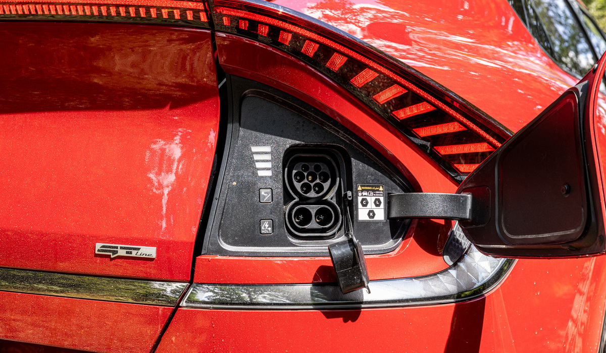 mid Groß-Gerau - Der Ladeanschluss befindet sich am Heck des EV6. Mike Neumann / mid