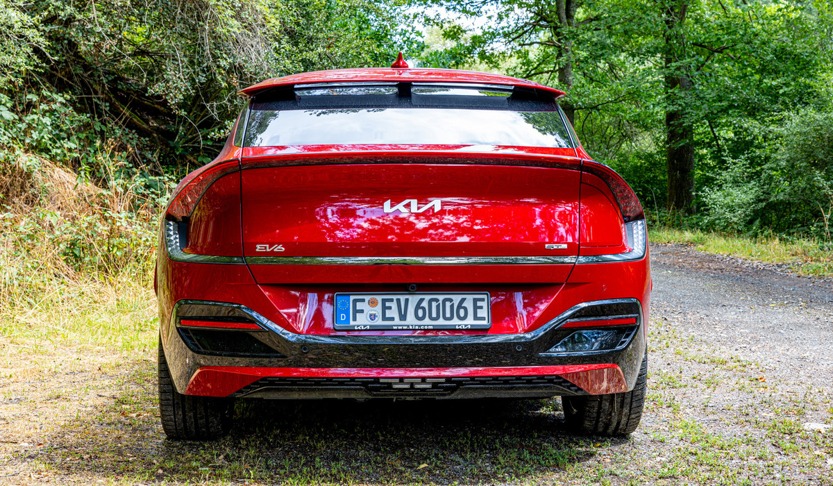 mid Groß-Gerau - Eine optionale Anhängerkupplung erlaubt das Ziehen von bis zu 1.600 kg schweren, gebremsten Anhängern. Hinweis: nur bis 20 Prozent Akkustand. Mike Neumann / mid