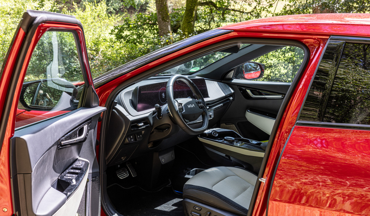 mid Groß-Gerau - Unter der Mittelkonsole ist ein großes Ablagefach, auch in der Mittelkonsole befindet sich eine große Ablagemöglichkeit. Mike Neumann / mid