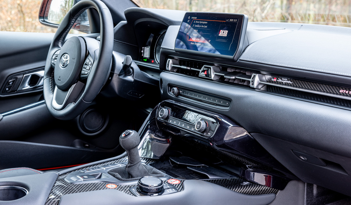 mid Groß-Gerau - Ein wichtiges Detail in der Bildmitte - der manuelle Schaltknauf. Mike Neumann / mid