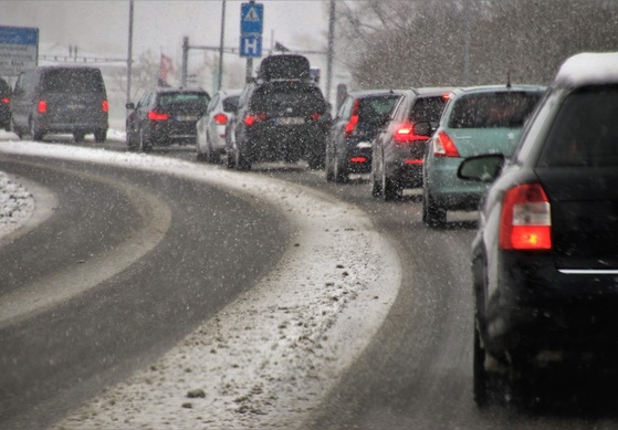 Jecken bringen regen Verkehr auf die Straße