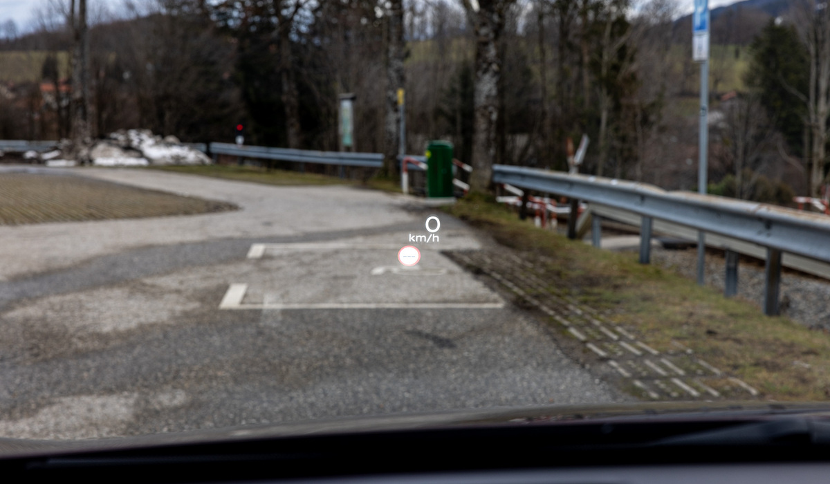 mid München - Das Head-up-Display hilft bei der Navigation und zeigt uns fahrrelevante Daten wie die erlaubte Geschwindigkeit an. Mike Neumann / mid