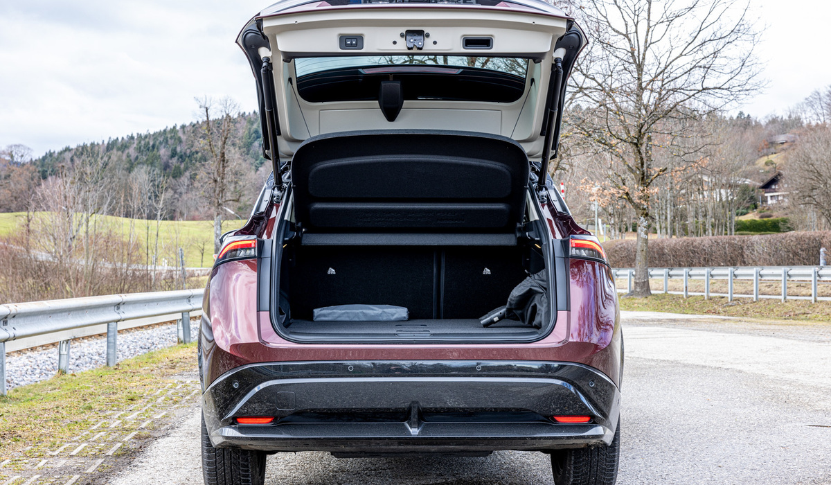mid München - Durch den zweiten Elektromotor am Heck verringert sich das maximale Ladevolumen von 468 Liter (Vorderradantrieb) auf 415 Liter (Allrad). Mike Neumann / mid