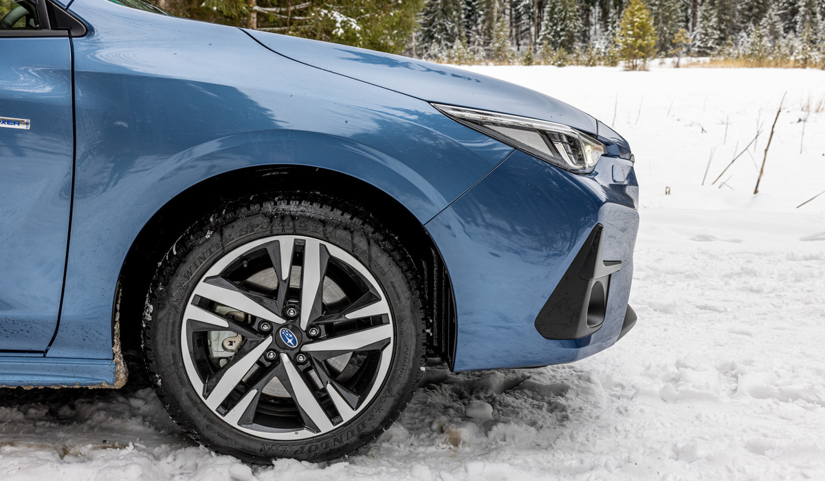 mid München - Die Kombination von 17 Zoll Leichtmetallfelgen, Michelin Winter Sport 5 Bereifung und dem permanenten Allradsystem hat keine Probleme mit dem unbefestigten Waldweg. Mike Neumann / mid