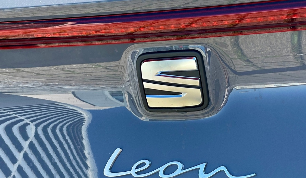 mid Soest - Ein durchgehendes LED-Lichtband und ein verspielt verschnörkelter Leon-Schriftzug am Heck sorgen für Unverwechselbarkeit. Solveig Grewe / mid