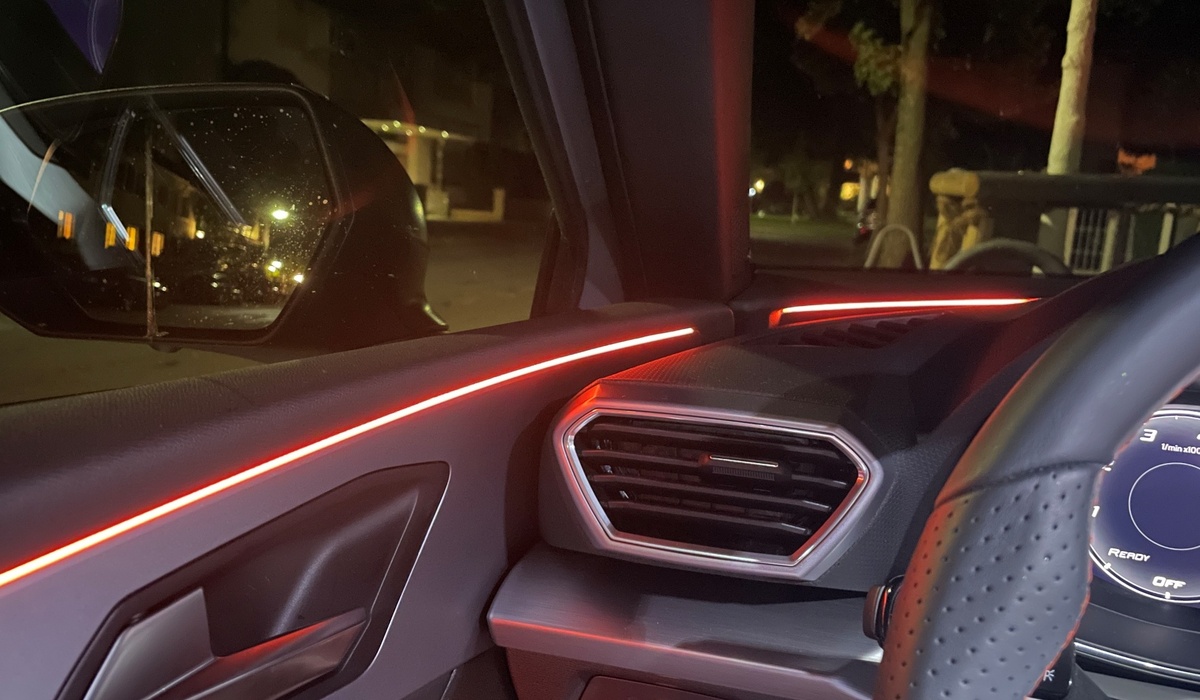 mid Soest - Wirkt gemütlich, kann aber auch ablenken: Das LED-Lichtband als Ambientebeleuchtung im Innenraum. Solveig Grewe / mid