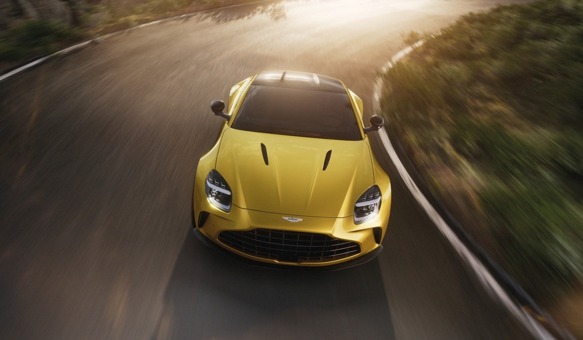 mid Groß-Gerau - Mit einer um 30 Millimeter breiteren Karosserie und einer überarbeiteten Frontpartie präsentiert sich das Update des Aston Martin Vintage. Aston Martin