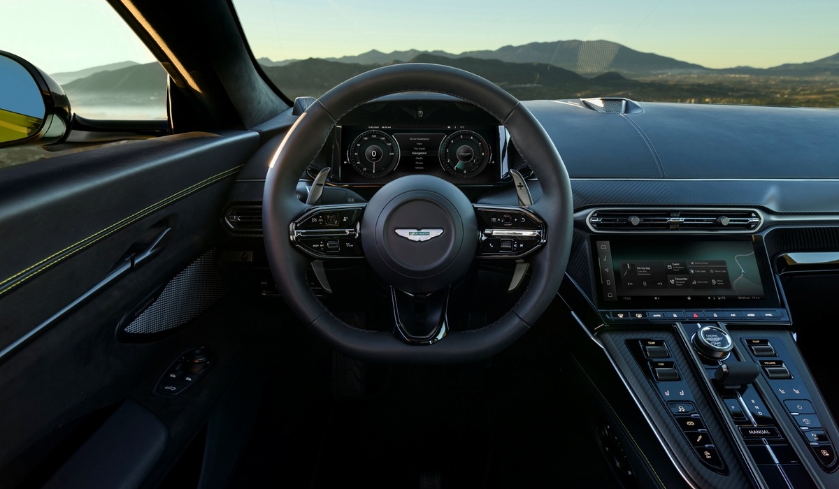 mid Groß-Gerau - Das integrierte Multi-Screen-System mit voller Internetkonnektivität verfügt über einen 10,25-Zoll-Touchscreen mit Ein- und Mehrfinger- Gestensteuerung. Aston Martin