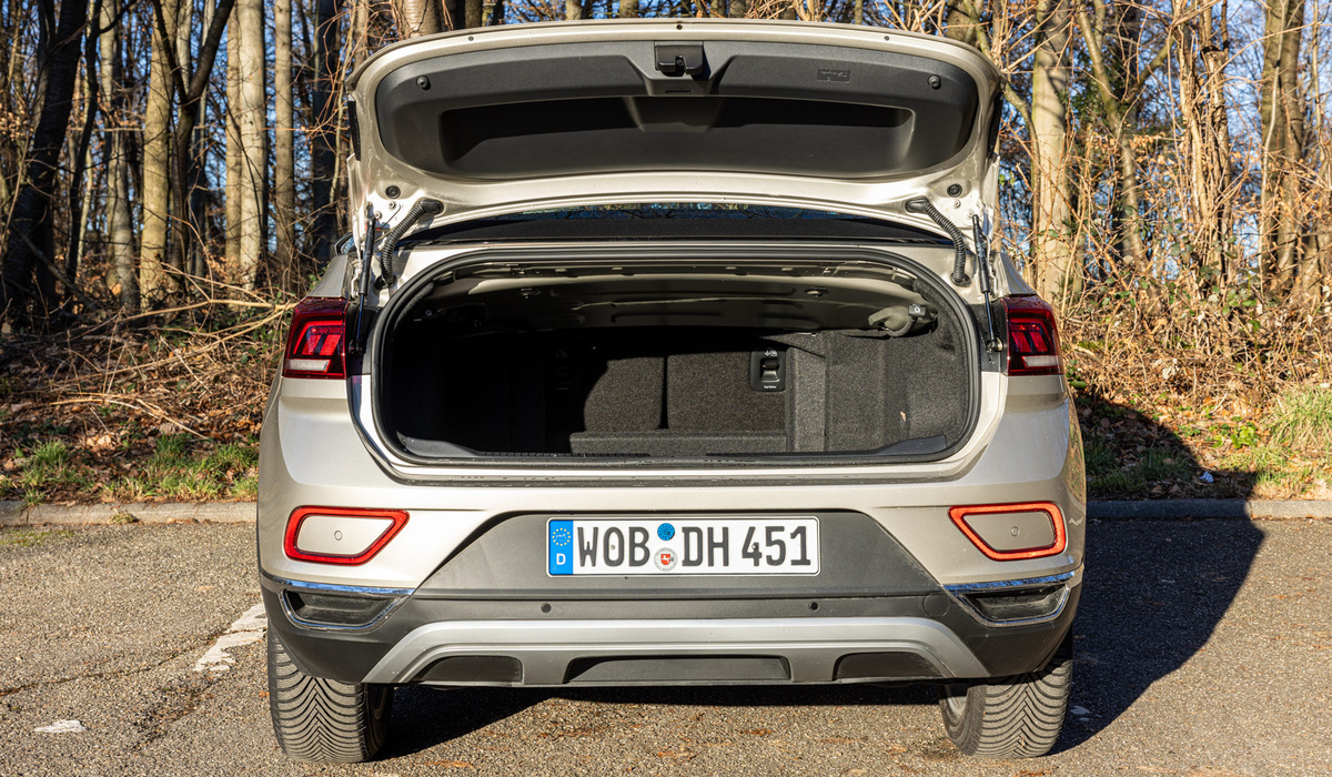 mid Groß-Gerau - Der Kofferraum ist mit 284 Litern Volumen nicht riesig, ein Reisekoffer oder der alltägliche Einkauf lassen sich trotzdem bequem transportieren. Mike Neumann / mid