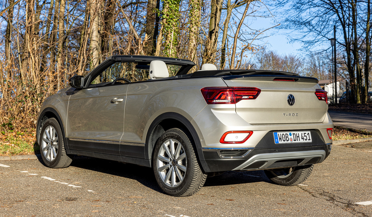 mid Groß-Gerau - Öffnen und schließen lässt sich das Verdeck in neun Sekunden, dies ist auch während der Fahrt bis 30 km/h möglich. Mike Neumann / mid