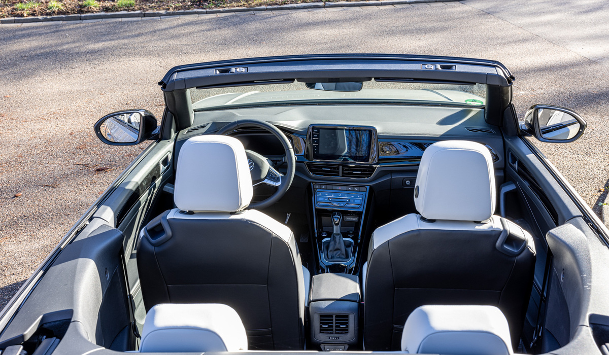 mid Groß-Gerau - Zwischen vorderer Reihe und Fond lässt sich optional noch ein Windschott verbauen, wir haben dieses im Test nicht vermisst. Mike Neumann / mid