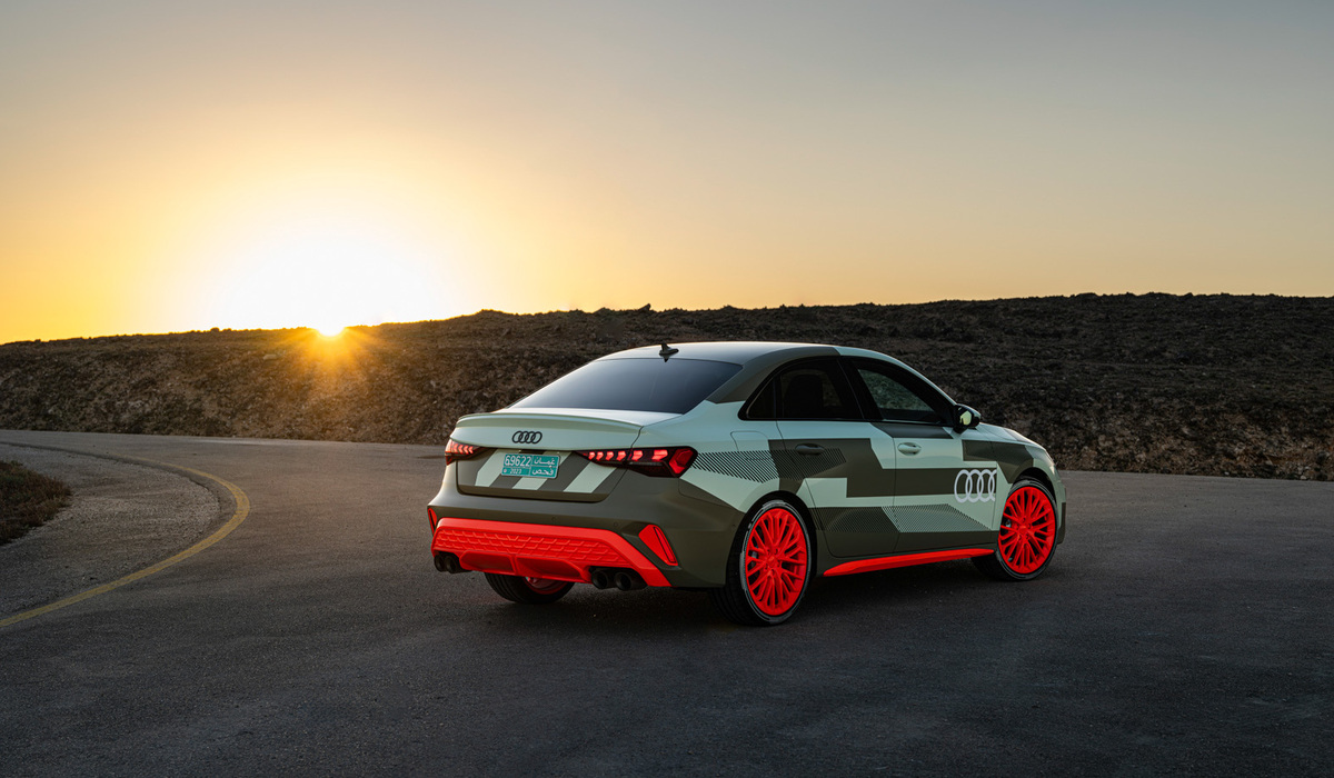 mid Oman - Von 0 auf 100 km/h sprintet der S3 in 4,7 Sekunden. Die Höchstgeschwindigkeit ist bei 250 km/h abgeregelt. Audi